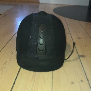 Rid hjälm  - En ridhjälm som är använd men i nyskick,jag har aldrig trillat av med den. Säljer pga att den blev för liten för mig!💜