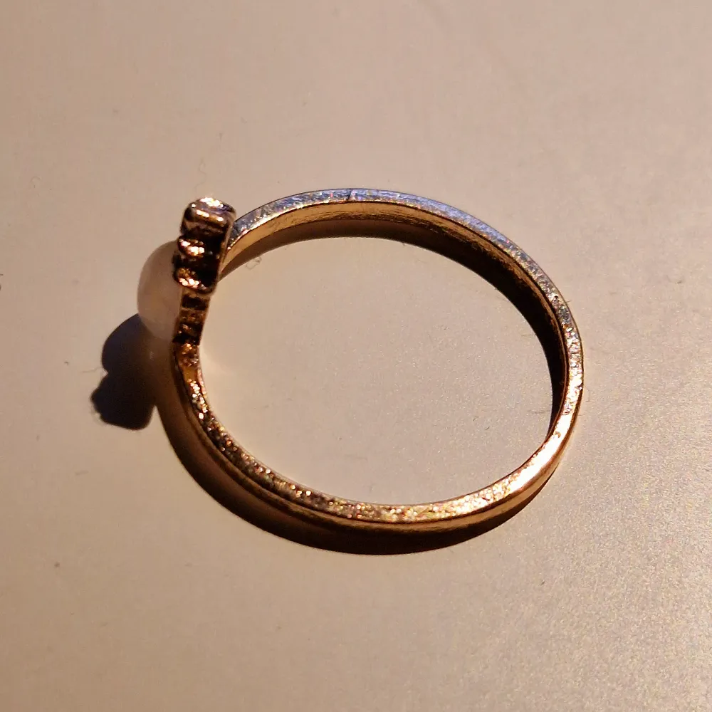 Guld ring, äkta guld från fem år sedan. . Accessoarer.