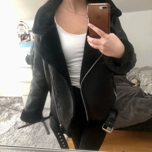 Jacka NA-KD - Säljer denna jacka från NA-KD då jag aldrig använt den. Jackan är därför i ett helt nyskick. Jackan är i en oversize modell. Skriv för fler frågor eller om ni vill ha fler bilder på jackan🫶🏻