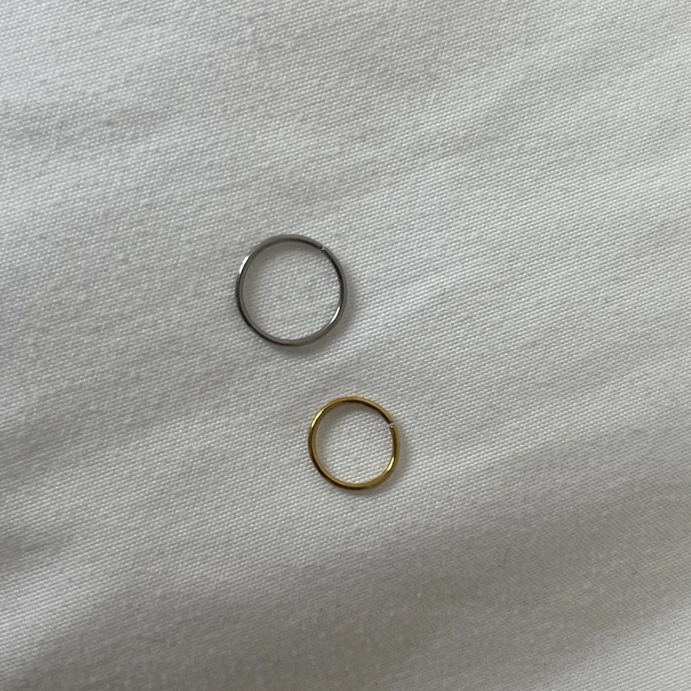 Piercing ring, helt nya och oanvända, 40kr st, 50kr inkl frakt. 90kr för båda inkl frakt! Silver: 1.2mm, 10mm diameter Guld: 1.2mm, 8mm diameter   . Accessoarer.