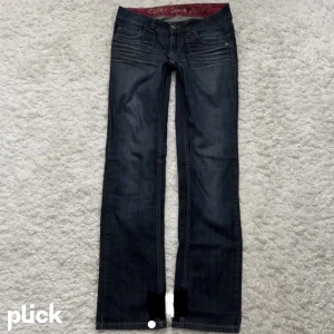 Lågmidjade jeans  - (Lånade bilder) Säljer nu dessa jeans jag köpte på Plick då dem va för stora för mig. Dem har inga defekter och har ett bra skick. Skriv om du är intresserad eller för fler bilder🥰