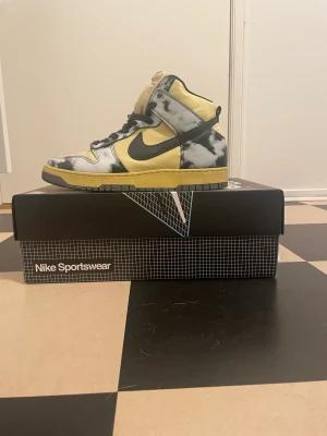 Nike dunk - Nike dunk high  Modellen heter: LEMON DROP/BLACK-SATURN GOLD storleken är 44 men sitter för trångt som en 44:a så passar 43. Säljer då de kändes för tajta på mig efter köp så använde de bara två gånger. Skriv för fler frågor