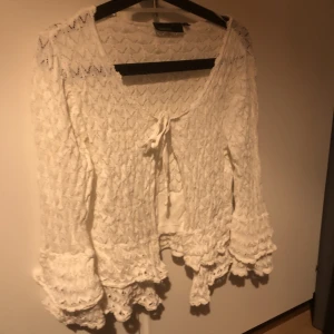 Superfin topp/kofta mens volanger  - Koftan/toppen är i bra skick. Köpt den secondhand. Bär vanligtvis s men den passar även någon som bär xxs-m beroende på hur man vill att den ska sitta. 