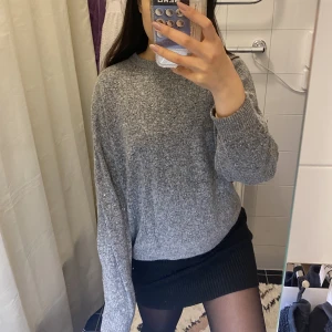 Grå stickad tröja H&M - Fin stickad grå/gråmelerad tröja från HM. Använd men inget märkbart fel förutom lite nopprig. 