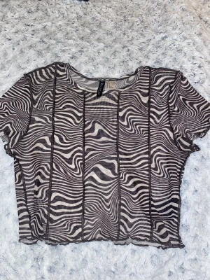Brun tshirt - Tröja med bruna och vita mönster, genomskinlig, använd få gånger bra skick
