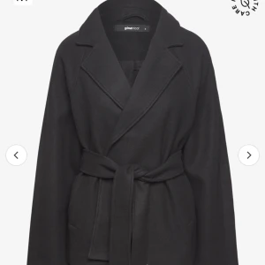 Kort kappa - Säljer min korta Gina kappa som är helt slut då jag använt den två gånger och den inte riktigt kommer till användning.🤍🤍