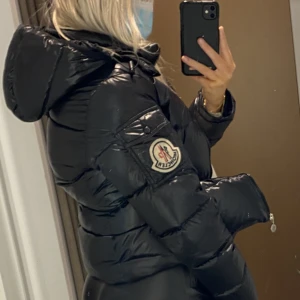 Moncler jacka - Svart Moncler jacka, storlek s, dragkedja sönder men går lätt att laga för 150-300kr hos skräddare, jag har använt öppen!  Storlek 2 Moncler. Tvingas ha kvar efter budgivning för att vinnare ej köpt.
