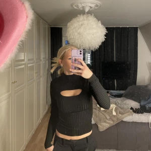 Långärmad  - Jätte fin långärmad tröja med urskärning vid brösten, helt oanvänd 