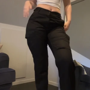 Cargo byxor🩷 - Säljer dessa underbara cargos🫶 har vuxit ur dem tyvär🥲 de är använda 1 gång och är i storlek S. Obs de har även skjusterbar midja‼️❤️