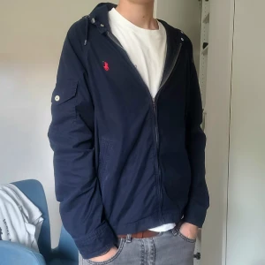 Polo Ralph Lauren jacka - En extremt fet Polo ralph lauren höstjacka perfekt för stockholmsstilen! Den har inga tecken på slitage. Storlek M (jag är 185). Hör av dig vid minsta lilla fråga🙂