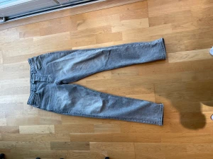 Ljusgråa jeans  - Fina jeans med stretch material 