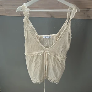 Zara topp  - Säljer denna söta slutsålda topp från zara. Använd 2 gånger, som ny! Storlek M