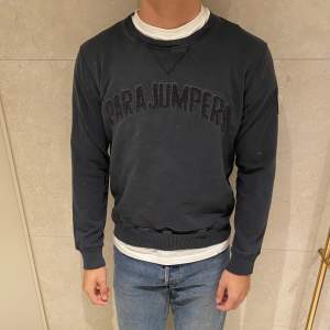 Sweatshirt, modellen på bilden är 176 väger 70 kg