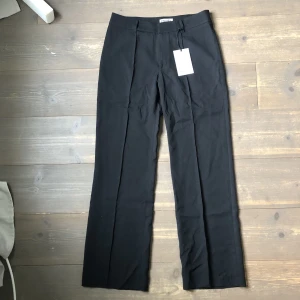 Kostymbyxor  - Säljer dessa kostymbyxor från madlady. Har aldrig använt då lappen till o med e kvar. Själv skulle jag säga att de e stora i storlek. 