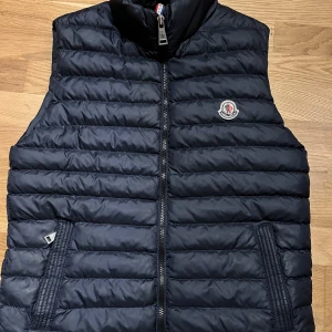 Moncler väst S - Moncler Storlek S  Fint skick 