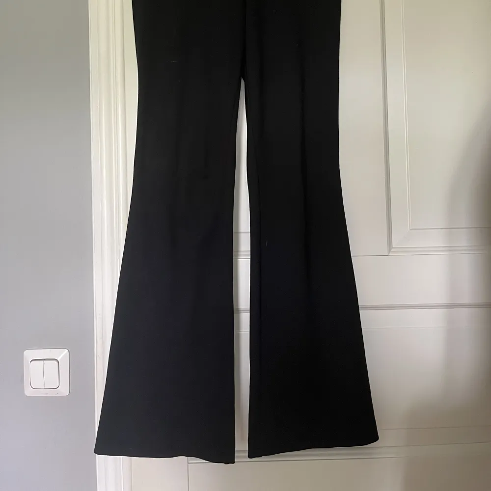 Ett par svarta kostymbyxor från ONLY i storlek 34, perfekt längd för mig som är 163 cm🤍 Säljer då jag har andra liknande byxor. Jeans & Byxor.