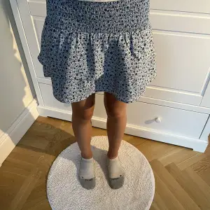 Söt kjol från Gina i blått. Skriv för fler bilder eller frågor 🥰 pris kan diskuteras 