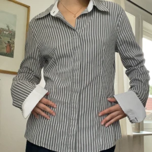 Randig skjorta - Supercool randig skjorta🤎Tyvärr är den lite stor i midjan där det är meningen att den ska sitta något tajtare. 