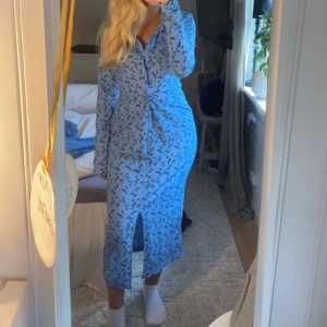 Klänning  - Jättefin klänning från Gina, men den är tyvärr förstor för mig, använd 1 gång så i jättebra skick💗 storlek S