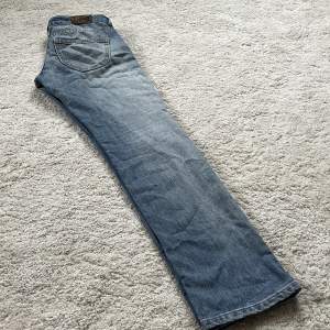 Säljer dessa lågmidjade Lee jeansen!! 😍😍köpta här på Plick men som tuvärr var för små🥲midjemåttet: 37 cm innerbenslängd: 80