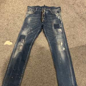 Ett par D2 jeans i storlek 48⌛️skick 8/10⌛️nypris 4600kr⌛️köpt på Farfetch ⌛️vid minsta fundering eller fråga är det bara höra av sig🙌✅//Allt gott 