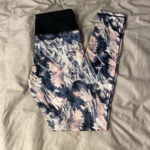 Idrottsbyxor  - Sköna idrottsbyxor i bra skick,svart kant.