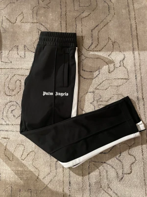 Palm angeles byxor  - Säljer nu dessa svarta helt nya palm angeles byxor pga av att dom var för stora, Stolrek (M) Dom är köpta på farfetch, kvitto och lappar finns🤝