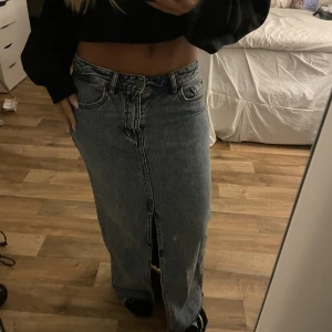 Lång jeanskjol  - Väldigt fint skick ifrån stradivarius Köpare står för frakt❤️