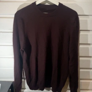 These glory days tröja - Säljer min riktigt feta vinröda tröja från these glory days. Den är i grymt skick. Storlek L men den passar minst lika bra som M. Material är 100% superior merino wool. Nypris 900. Hör av er vid fler frågor🙌🏻