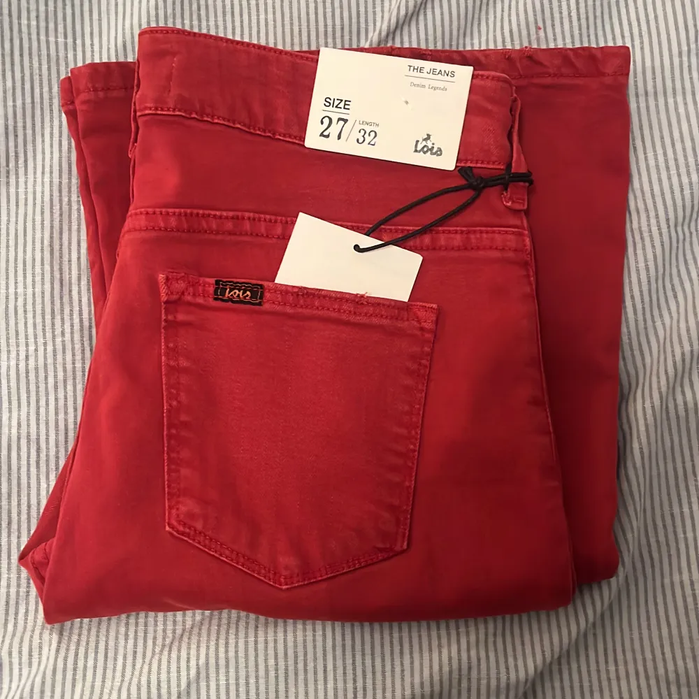 Intressekoll på mina röda Lois jeans. Nypris 1999kr💕. Jeans & Byxor.