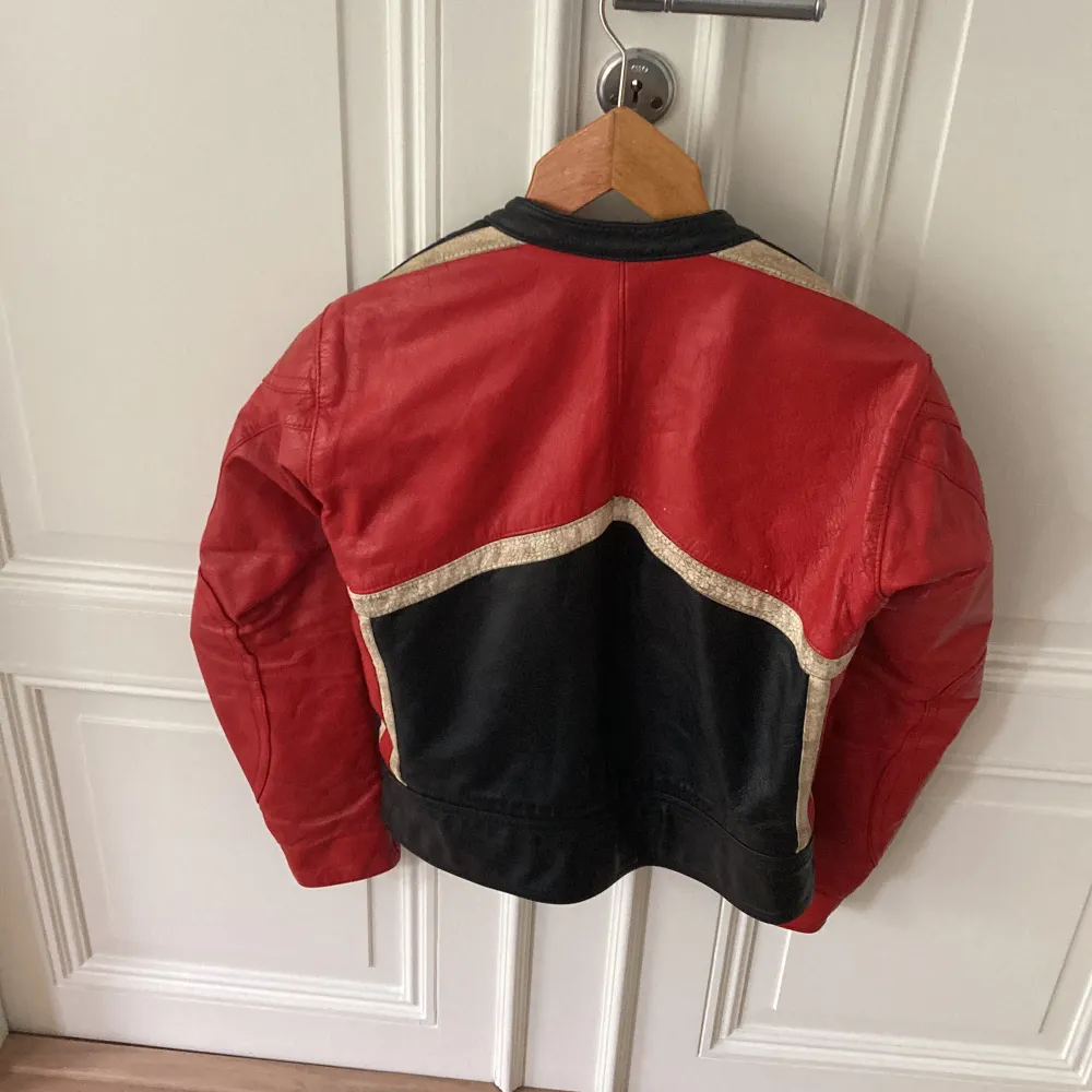 Vintage MC läderjacka från Euro Leathers i svart och rött. Stl XS-S för tjejer. . Jackor.