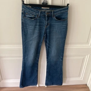 Vintage bootcut Levis jeans - Vintage bootcut Jeans från Levis. Bra skick, storlek 28/30