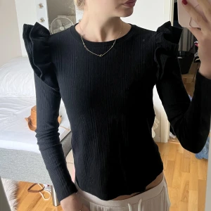 Zara topp - Oanvänd zara tröja med volanger, finns inte kvar i butik.