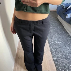 Lågmidjade kostymbyxor - Fina kostymbyxor från Filippa k!!  Innerbenslängd: 87cm