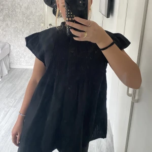 Blus - Supersöt blus med knappar