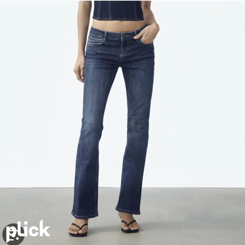 Säljer dessa super snygga zara jeans då dom är för små för mig dom är ofta slut sålda på zaras  hemsida. Priset kan diskuteras lite . Jeans & Byxor.