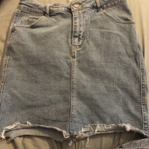 Jeans Kjol - Blå Jeans kjol, går hon centimeter över knät. 