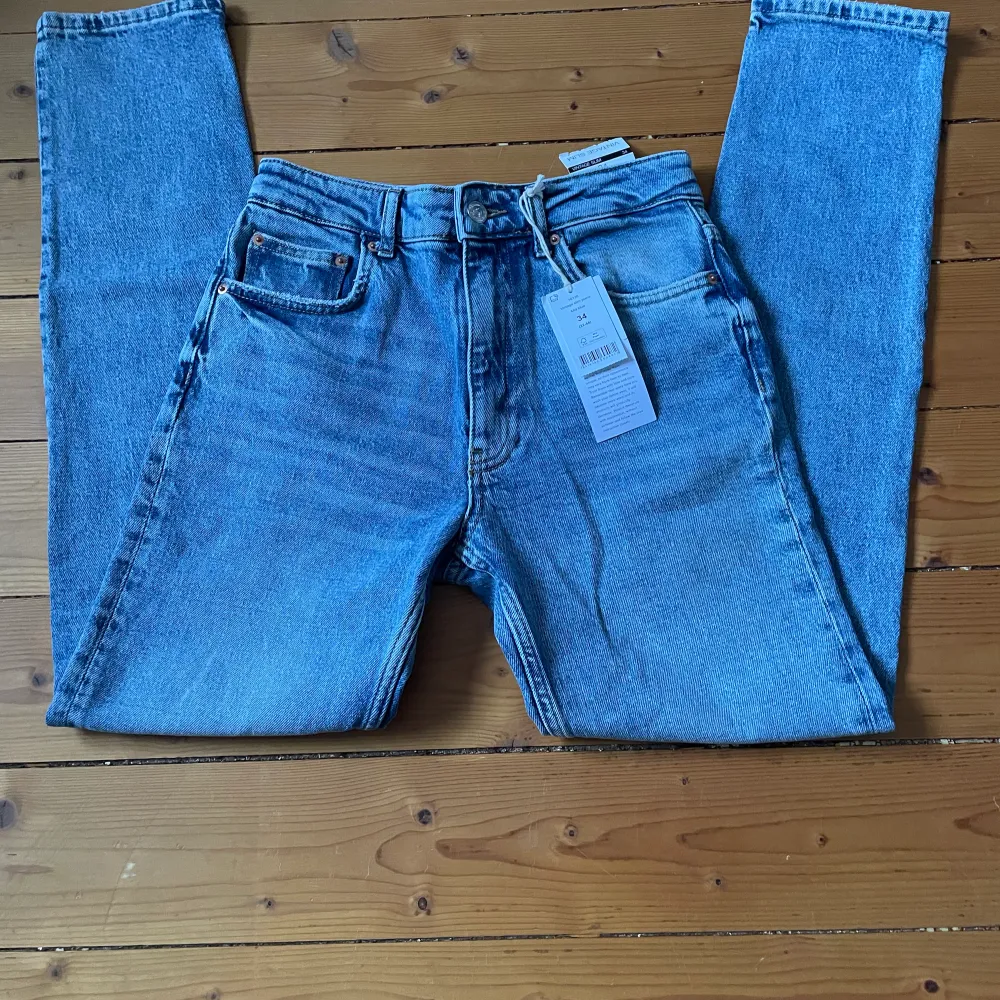 Jätte fina och oanvända jeans med lappen kvar från Gina tricot🩵kostade från början 499kr, men säljer för 300kr (priset kan diskuteras) Midjan är 35cm. Jeans & Byxor.