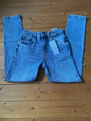 Gina tricot jeans - Jätte fina och oanvända jeans med lappen kvar från Gina tricot🩵kostade från början 499kr, men säljer för 300kr (priset kan diskuteras) Midjan är 35cm