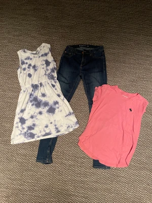 Barnkläder strl 158 - Super fina tjej kläder i storlek 158💕en t-shirt en klänning och ett par byxor💗använda några gånger men i väldigt bra skick ❤️60 kr st och 150 för alla👍säljer för att de är för små
