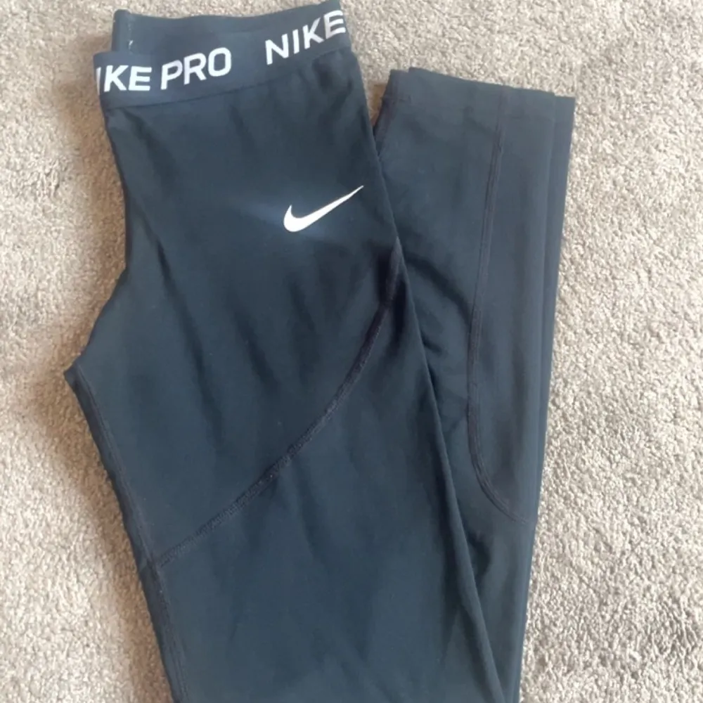 Säljer dessa träning thights från Nike då jag redan har ett par likadana. Lappen med storleken är avklippt men sitter som xs!💗. Jeans & Byxor.
