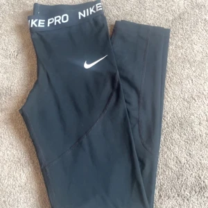 Tränings thights - Säljer dessa träning thights från Nike då jag redan har ett par likadana. Lappen med storleken är avklippt men sitter som xs!💗