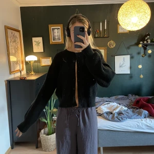 Kofta - Kofta som är lite glittrig i tyget men syns inte på bild, jättefint. Bra skick.