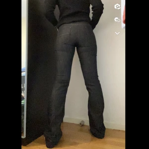 Jeans Filippa K - Jeans från Filippa k som är midwaisted och oanvända (för små) då jag har ett annat par som passar mig!! Dem är en blandning av grå/svart/silver (bättre bild kan visas) vid frågor kp:)