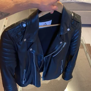 Serge Pariente skinnjacka  - Rejäl skinnjacka  Nypris 5000 kr +