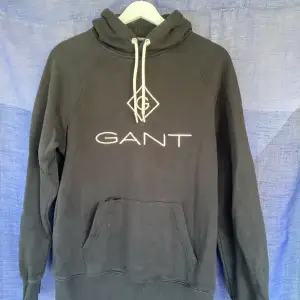Gant hoodie i stortsätt bra skick förutom ett litet hål i mag fickan men det går lätt att sy. Storlek M passar S.