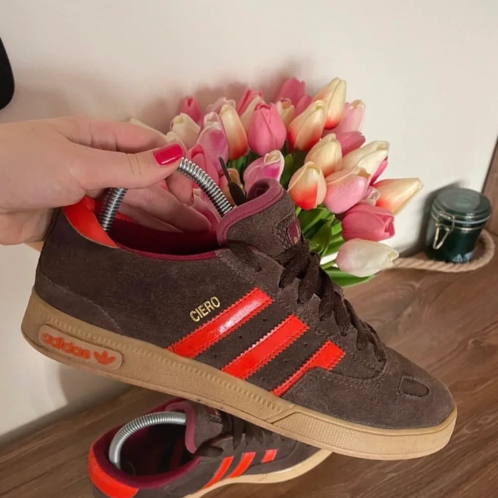 Adidas sneakers som liknar Adidas Spezial och adidas samba! Dom är äkta, kollade det noga innan jag beställde dom! dem är bara en äldre modell :). Kengät.