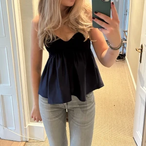 Mörkblå topp - Säljer den här superfina slutsålda mörkblå toppen från zara. Perfekt middags- och festtopp! Storlek M men passar även xs/s💕 Pris kan diskuteras vid snabb affär!
