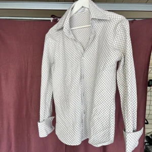 Skjorta - Supersnygg skjorta med tydlig krage och vristkrage. Tunnare material men blir inte skrynkligt 