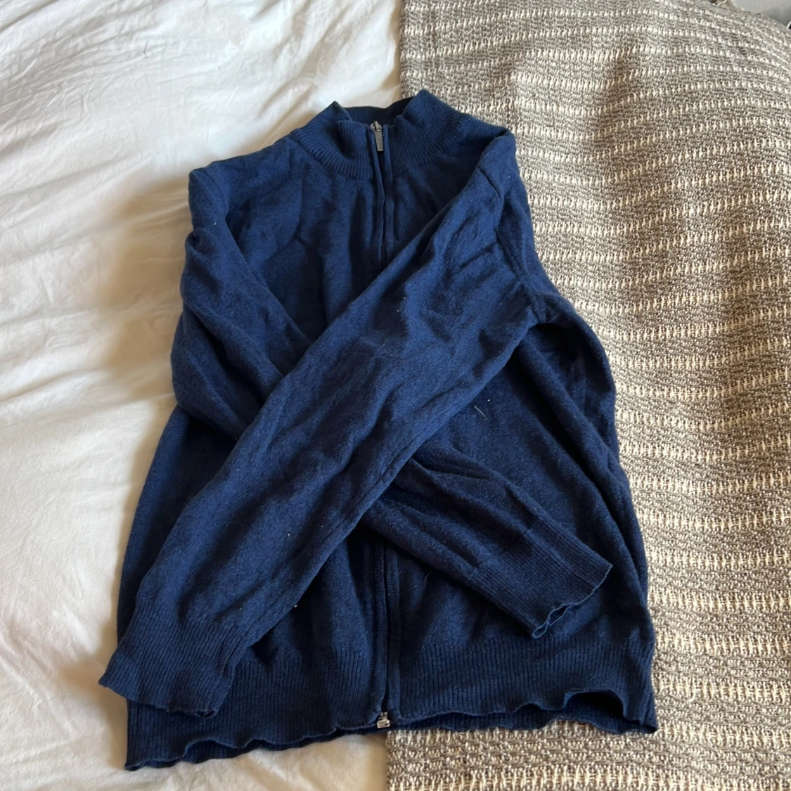 Blå stickad kofta